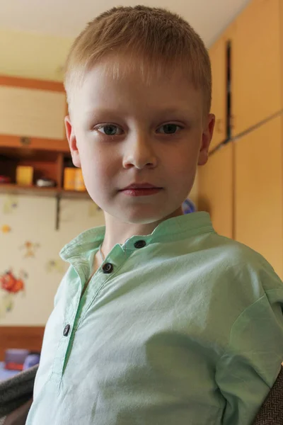 Porträt Eines Kleinen Netten Jungen Der Die Kamera Blickt Lustige — Stockfoto