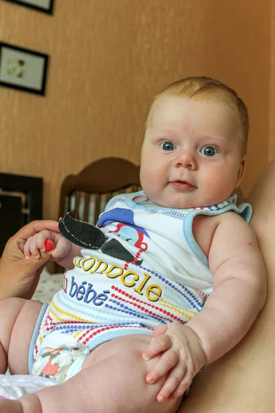 2015 Maloyaroslavets Russland Mutter Spielt Mit Ihrem Neugeborenen Sohn Auf — Stockfoto