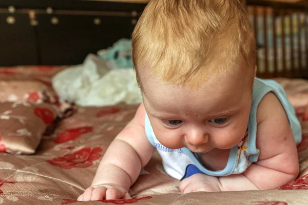 Nyfödd Pojke Ligger Magen Sängen Och Tittar Ner Baby Pojke — Stockfoto