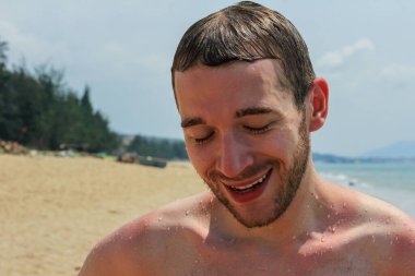 Genç, yakışıklı, sakallı bir adam denizden sahile yeni çıkmıştı. Asya 'yı dolaş..