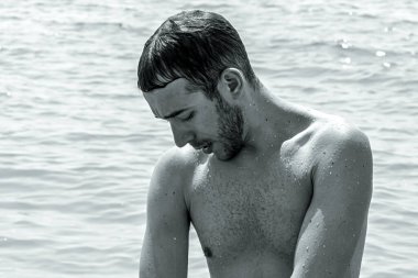 Genç, yakışıklı, sakallı bir adam denizden sahile yeni çıkmıştı. Asya 'yı dolaş..