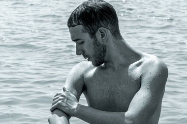 Genç, yakışıklı, sakallı bir adam denizden sahile yeni çıkmıştı. Asya 'yı dolaş..