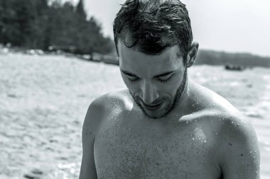 Genç, yakışıklı, sakallı bir adam denizden sahile yeni çıkmıştı. Asya 'yı dolaş..