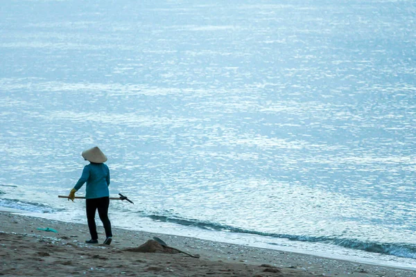 2015 Phan Thiet Vietname Trabalhador Vietnamita Chapéu Nacional Limpa Lixo — Fotografia de Stock