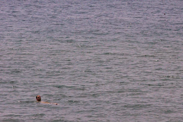 Голова Молодого Человека Плавающего Бассейне Время Расслабления — стоковое фото
