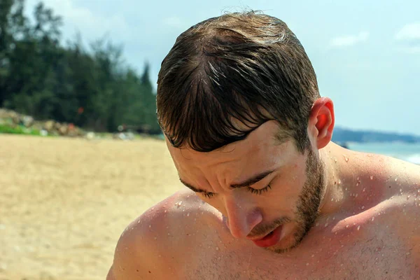 Genç, yakışıklı, sakallı bir adam denizden sahile yeni çıkmıştı. Asya 'yı dolaş..