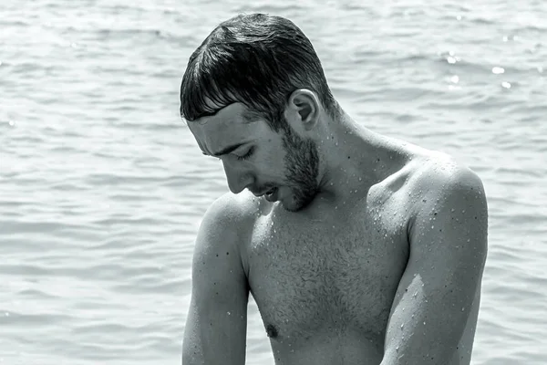 Genç, yakışıklı, sakallı bir adam denizden sahile yeni çıkmıştı. Asya 'yı dolaş..