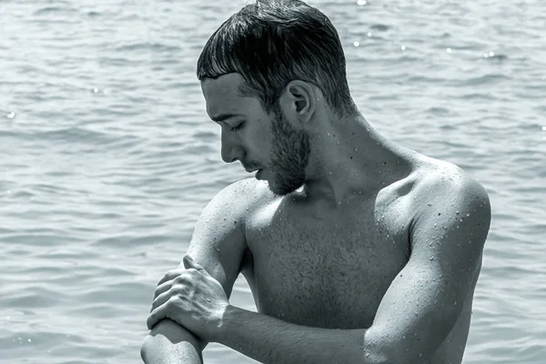 Genç, yakışıklı, sakallı bir adam denizden sahile yeni çıkmıştı. Asya 'yı dolaş..