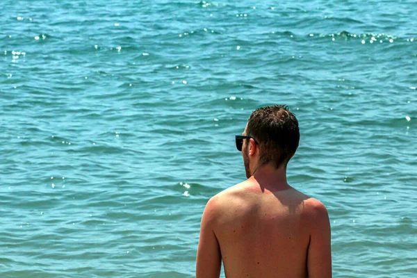Joven Guapo Barbudo Que Acababa Salir Del Mar Hacia Playa — Foto de Stock