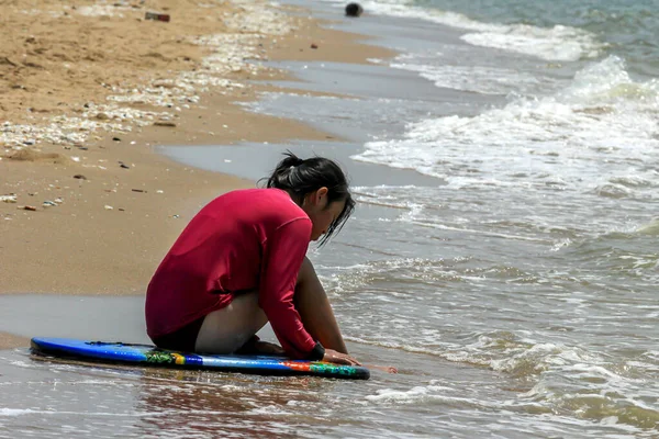 2015 Фан Тхиет Вьетнам Молодая Вьетнамская Женщина Сидит Пляже Собирает — стоковое фото
