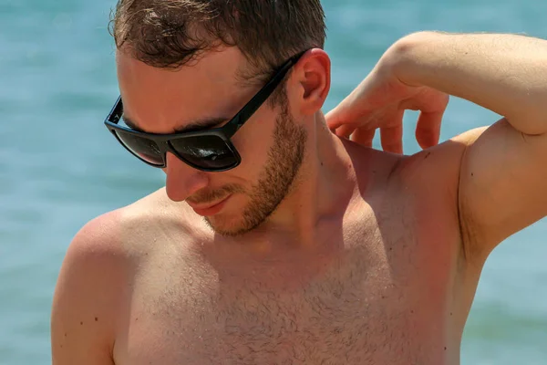 선글라스를 잘생긴 해변에서 아래를 내려다 — 스톡 사진