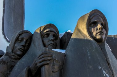 28.01.2012, Minsk, Belarus. Cesaret ve Keder Adası - Afganistan 'da ölen Beyaz Rusyalı asker-uluslararası milliyetçilere adanmış bir anıtın unsurları..