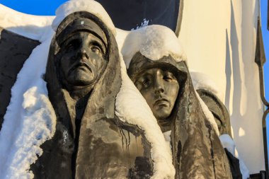 28.01.2012, Minsk, Belarus. Cesaret ve Keder Adası - Afganistan 'da ölen Beyaz Rusyalı asker-uluslararası milliyetçilere adanmış bir anıtın unsurları..