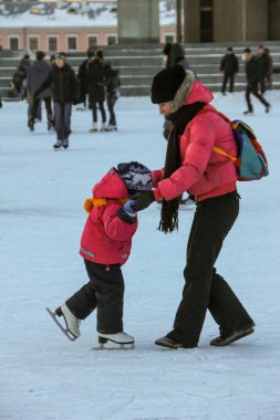 28.01.2012, Minsk, Belarus. Klasik mimarinin arka planında aktif yaşam tarzı olan insanlar.