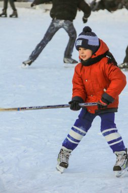 28.01.2012, Minsk, Belarus. Küçük çocuk Minsk 'teki Independence Meydanı' nda buz hokeyi oynuyor..