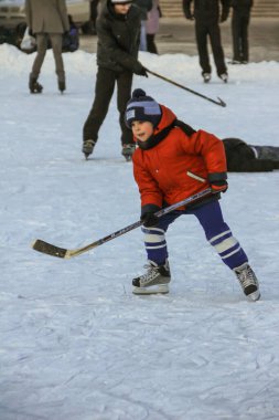 28.01.2012, Minsk, Belarus. Küçük çocuk Minsk 'teki Independence Meydanı' nda buz hokeyi oynuyor..