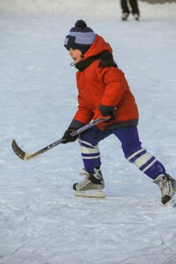 28.01.2012, Minsk, Belarus. Küçük çocuk Minsk 'teki Independence Meydanı' nda buz hokeyi oynuyor..
