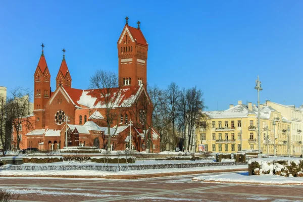 2012年1月28日 ベラルーシのミンスク ベラルーシのミンスクにある独立広場にあるローマ カトリック教会 聖シモンとヘレナ教会 — ストック写真