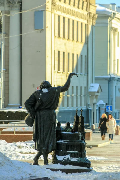 2012年1月28日 白俄罗斯明斯克 白俄罗斯著名雕塑家Vladimir Zhbanov于2007年在白俄罗斯首都市中心的Sovetskaya街上竖立的纪念碑 — 图库照片