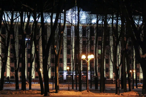 2012 Minsk Vitryssland Den Vitryska Presidentens Administration Bakom Träden Ikväll — Stockfoto