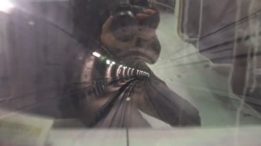 02.05.2013, Kopenhag, Danimarka. Şoförsüz ilk trenle metro yolculuğu. Metro tünelinde trafik.