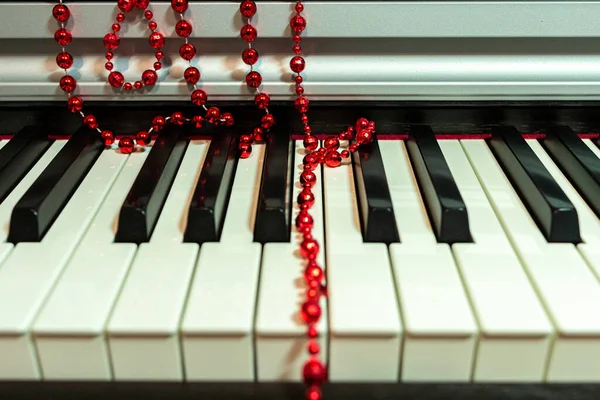 Red Beads Christmas Decoration Lie Casually Piano Keyboard — Stock Photo, Image