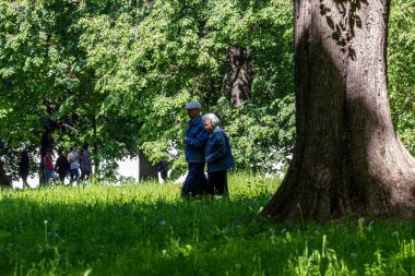 26.05.2018, Moskova, Rusya. Yaşlı karı koca parkta el ele geziyorlar..