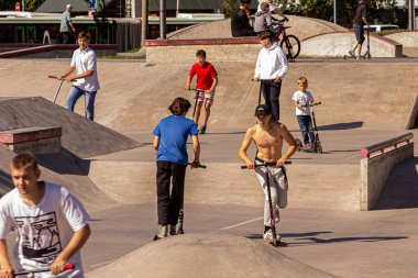 26.05.2018, Moskova, Rusya. Farklı yaşlarda bir grup çocuk kaykay parkında scooter kullanıyor. Modern Rus çocuklarının aktif yaşam tarzı.