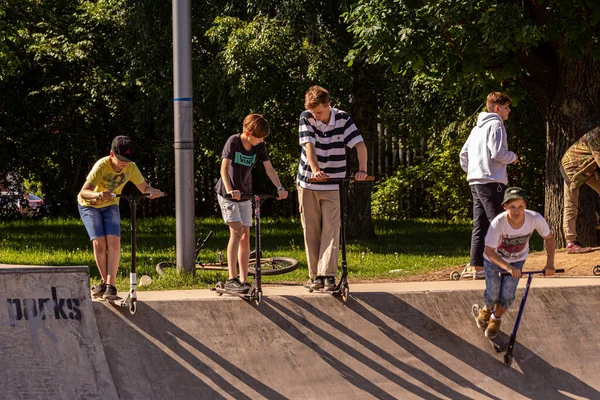 2018 Moskwa Rosja Grupa Chłopców Różnym Wieku Jeżdżących Skuterze Skateparku — Zdjęcie stockowe