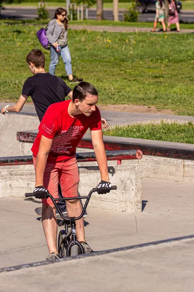 2018 Moscow Russia Teenager Boy Red Shirt Does Tricks Special — Stock Photo, Image