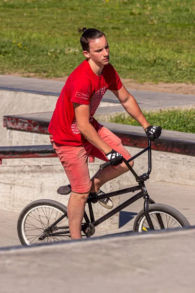 2018 Moscou Russie Adolescent Shirt Rouge Fait Des Tours Sur — Photo