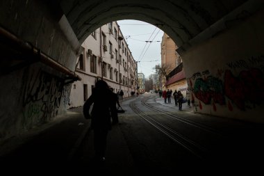 İnsanlar kaldırımda yürüyor, karanlık bir tünelden bakıyorlar. Moskova 'yı dolaş..