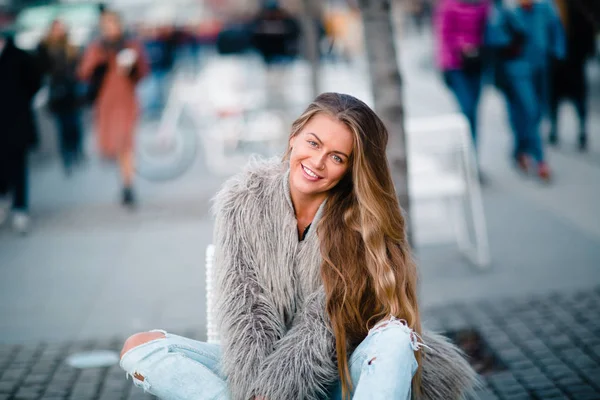 Chica feliz con estilo —  Fotos de Stock