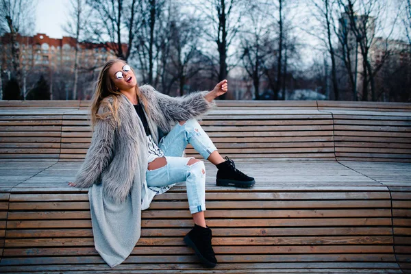 Chica feliz con estilo — Foto de Stock