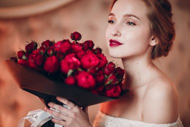 Genç ve güzel kadın ve çiçek