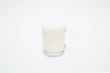 Beyaz arkaplanda izole edilmiş sütte