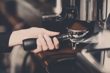 Kahve Cappuccino yapmak, portafilter değirmeni