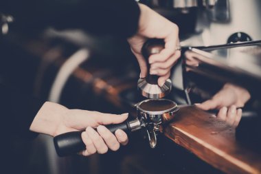 Kahve yapma, portafilter içinde çekilmiş kahve basarak