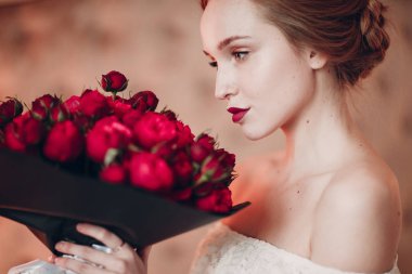 Genç ve güzel kadın ve çiçek