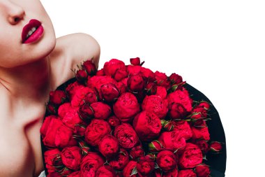 Güzel genç model erkek ve izole beyaz zemin üzerine çiçek