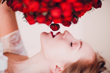 Genç ve güzel kadın ve çiçek