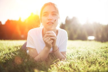genç kadın üzerinde çim döşeme