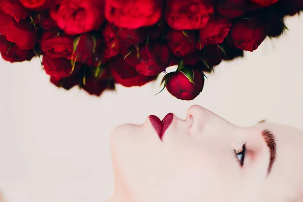 Hermosa Modelo Flores Pion Rosas Forma Bouguet —  Fotos de Stock