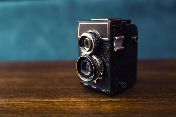 Kamera Tua Dengan Dua Lensa Atas Meja Kayu — Stok Foto