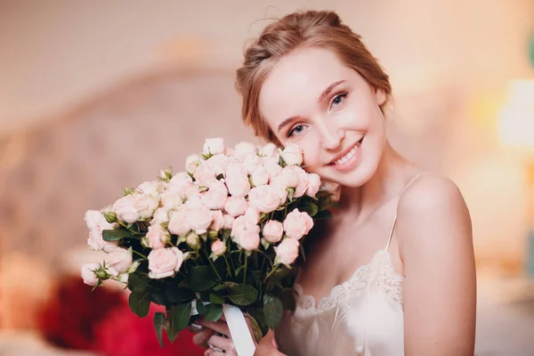 Bastante Joven Sonrisa Femenina Mirar Cámara Sostener Las Flores —  Fotos de Stock