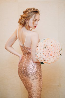 Genç ve güzel kadın ve çiçek