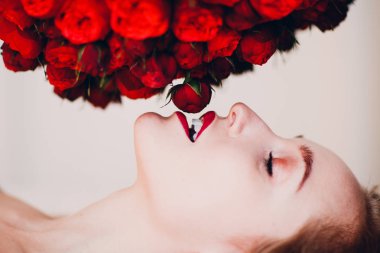 Genç ve güzel kadın ve çiçek