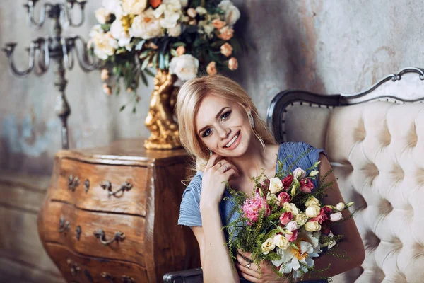 Αρκετά Χαμογελαστή Γυναίκα Και Λουλούδια — Φωτογραφία Αρχείου