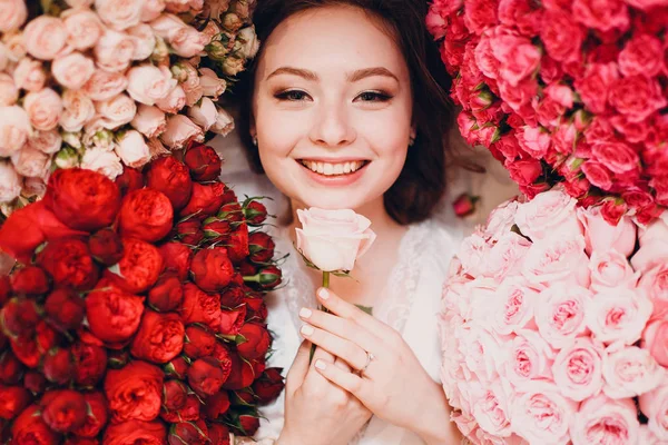 Joyeuse Jeune Femme Fleurs — Photo