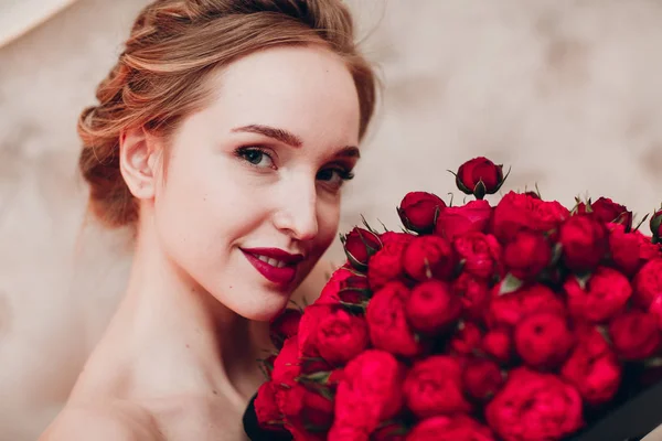 Красивая Молодая Женщина Цветы — стоковое фото